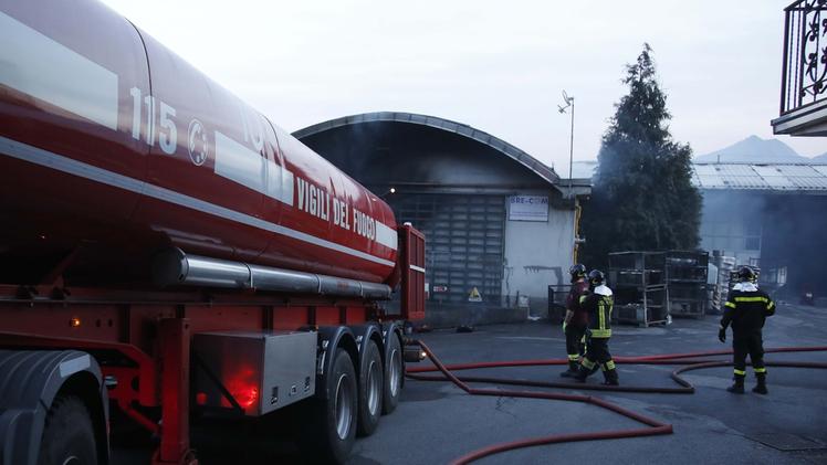 Gli esterni della Brecom e i vigili del fuoco al lavoro giovedì FOTOLIVE
