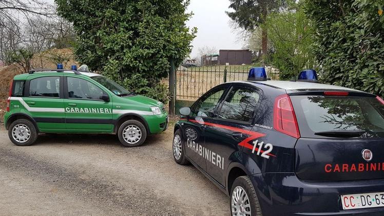 Carabinieri in azione per sanzionare il «cimitero» abusivo delle auto