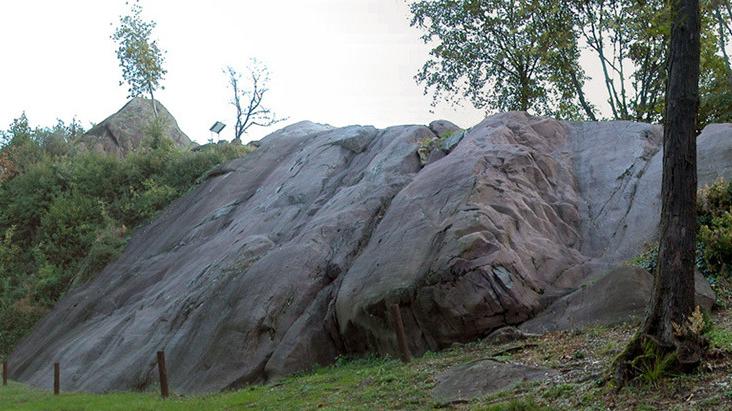 Una delle numerosissime rocce graffite camune