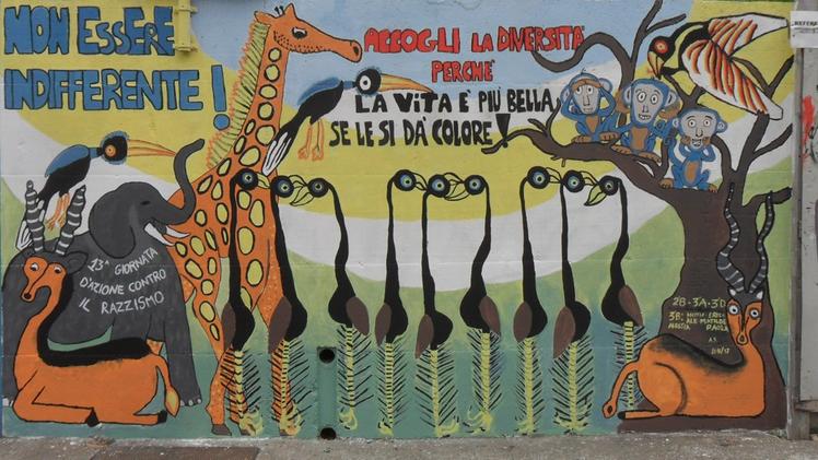 Il  murale contro il razzismo realizzato  nella  media di Marcheno