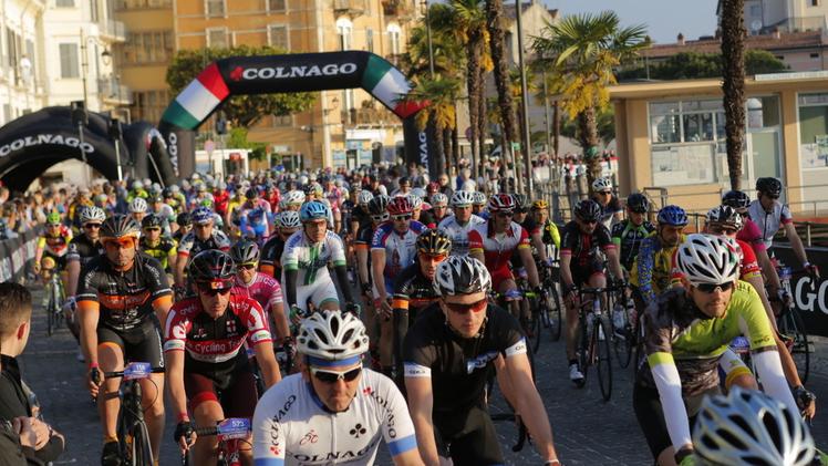 Il momento della partenza della Gran Fondo a DesenzanoTra le prove in programma anche il giro del lago al quale parteciperanno 400 indomiti ciclisti