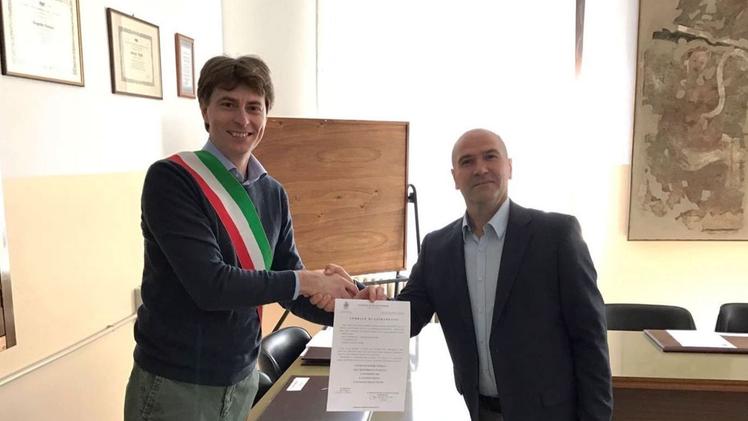 Il neo cittadino italiano riceve il certificato dal sindaco