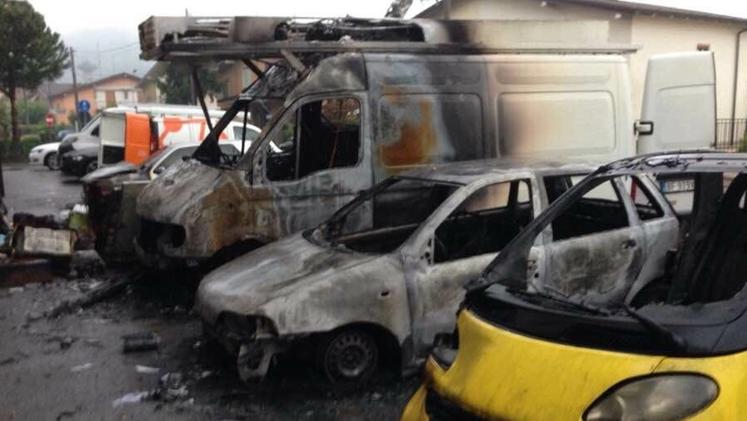 I veicoli distrutti dall’incendio di Bovezzo