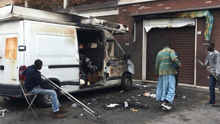 Le automobili danneggiate dall’incendio divampato lunedì notteAvvolto dalle fiamme anche il furgone di proprietà di un venditore ambulante di origine nordafricanaLa Smart di un residente italiano tra le vetture ridotte in cenere