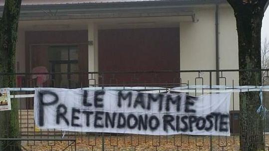 Lo striscione affisso dalle mamme di Vighizzolo davanti alle scuole 