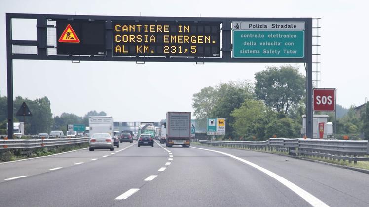 Le prime fasi dei soccorsi tra Brescia centro e Brescia est dopo lo schianto tra auto e  furgoncino   L’incidente è avvenuto l’altra notte lungo l’autostrada A4 FOTOLIVE