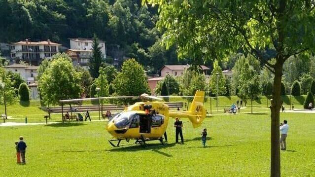 L’elicottero atterrato nel prato del parco del Mella di Inzino per soccorrere il commercialista di Iseo