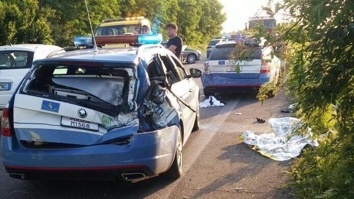 Una delle automobili della Polizia stradale coinvolte nell’incidente La paurosa carambola è stata innescata dal conducente di un utilitaria diretto verso la BreBeMi 