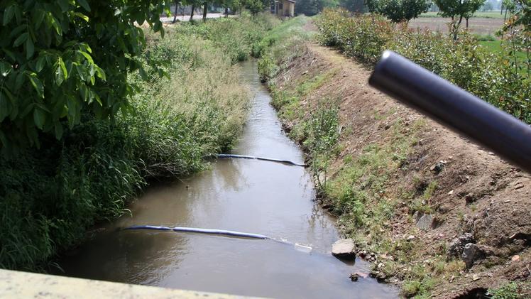 Le barriere assorbenti posizionate lungo il corso d’acqua inquinato