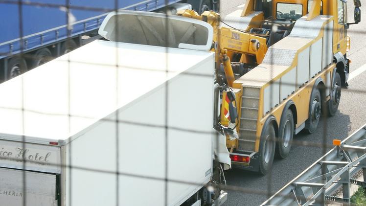 La rimozione dei camion coinvolti nel tragico tamponamento avvenuto a Sirmione FOTOLIVE