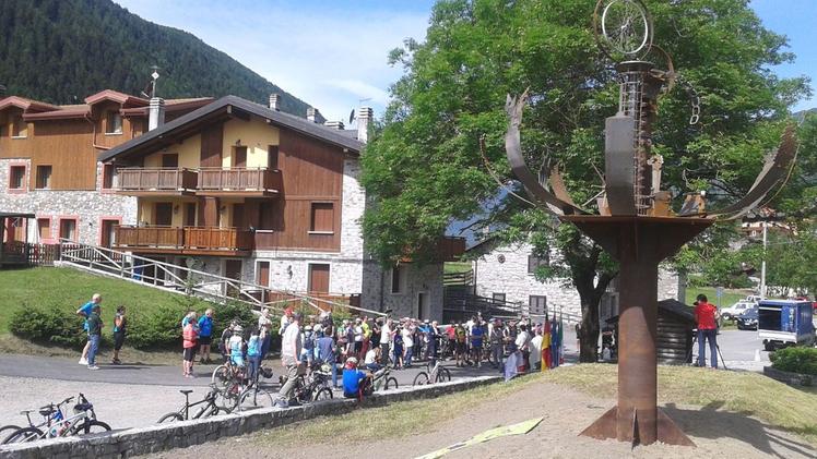 L’inaugurazione del monumento alla bicicletta di Vione 