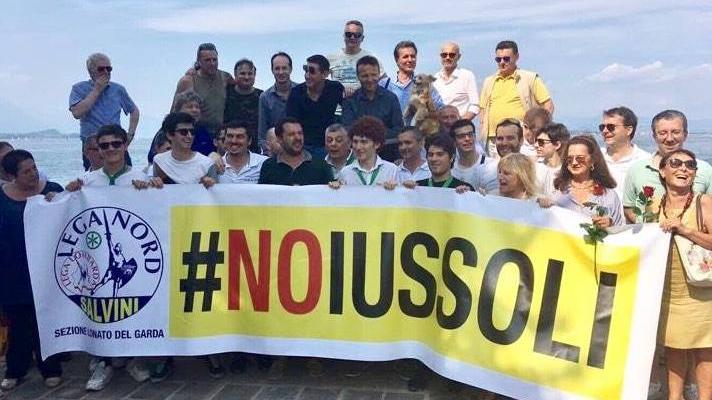 I militanti della Lega con Matteo Salvini e il cartello  anti «ius-soli»