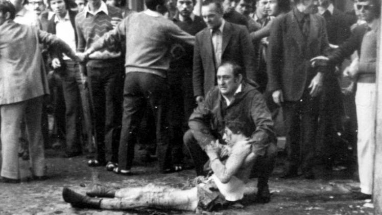 Piazza della Loggia a Brescia dopo l'attentato del 28 maggio 1974 si strinse subito intorno alle vittime della bomba