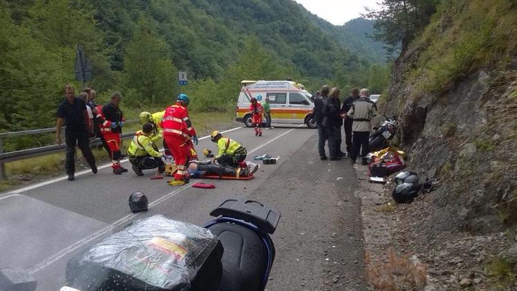 I soccorritori del motociclista in azione a Capovalle