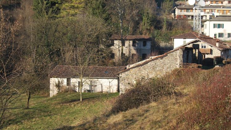 Gli antichi edifici da restaurare del borgo di Rebecco, a Pezzaze