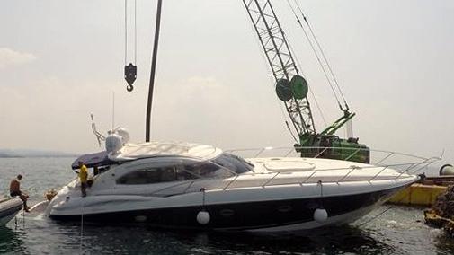 Il recupero dello yacht incagliatosi sabato davanti all’isola di GardaGalleggianti e gru per guidare la barca fino a un cantiere di Peschiera