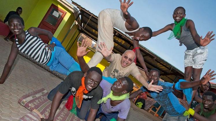 Giacomo Babaglioni con gli artisti del suo circo ugandese