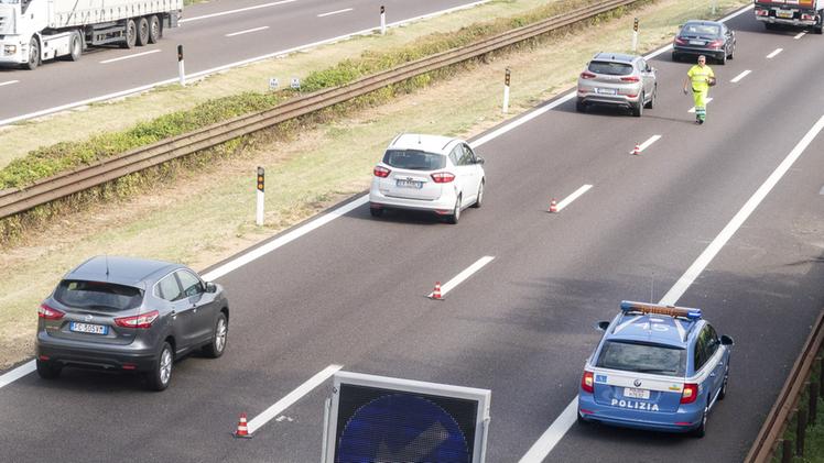 Il luogo dell’incidente mortale lungo la A22 tra Mantova e Nogarole: inutili i soccorsi per l’imprenditore