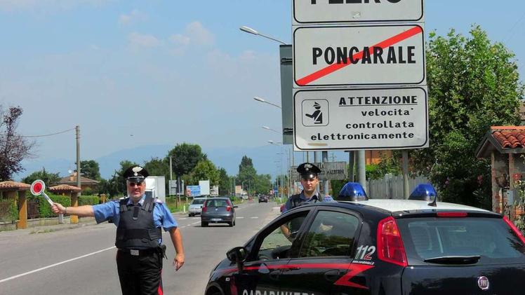 I carabinieri di Bagnolo Mella durante un controllo stradale