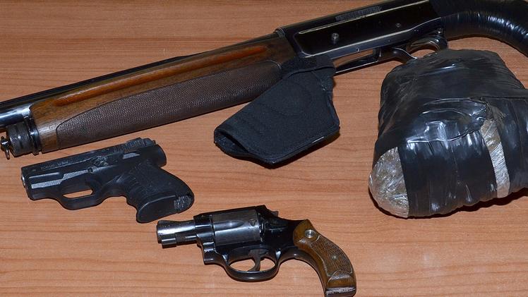 Le armi e la droga  sequestrate dai carabinieri ad Azzano Mella
