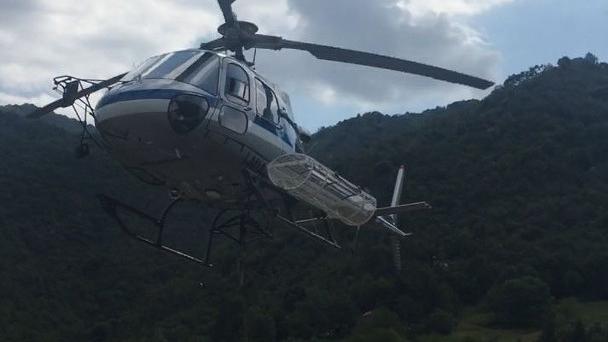 Le operazione di bonifica sono andate avanti a lungo ieri mattinaLe fiamme hanno minacciato da vicino anche un traliccio dell’EnelL’elicottero arrivato da Bergamo per le operazioni di spegnimento