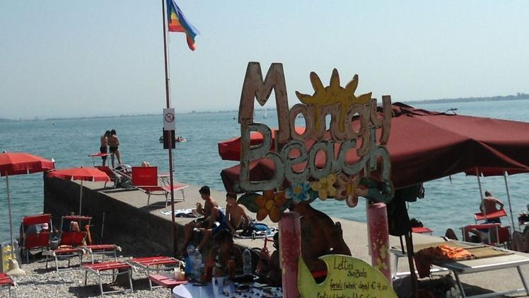 Il pontile della spiaggia Feltrinelli: attimi di paura per un turista