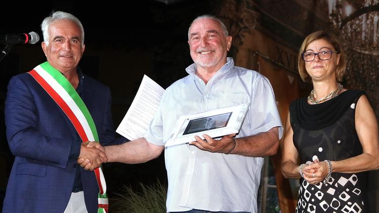 Il sindaco Ferdinando Lorenzetti premia Guido Pacchioni 