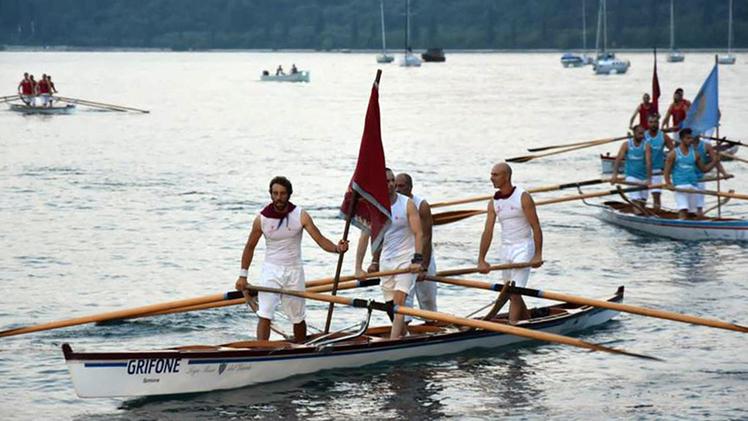 L’imbarcazione realizzata a Gargnano per il Trofeo del CinquantesimoL’equipaggio di Grifone che rappresenta Sirmione: nell’ultima regata si gioca la vittoria finale