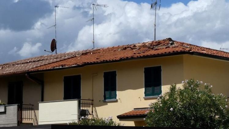 A Rovato la tromba d’aria ha danneggiato i tetti di molte case
