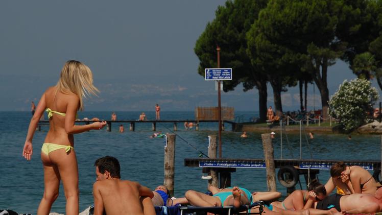 Negli hotel e sulle spiagge del lago di Garda si annuncia il tutto esaurito nel lungo ponte di Ferragosto 