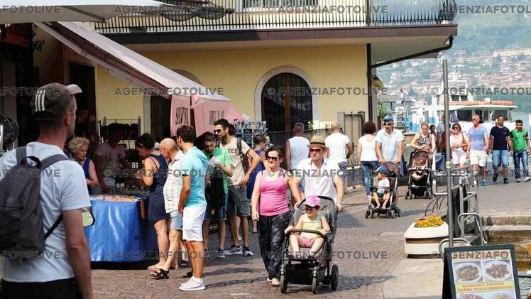 Montisola continua ad essere la «terra promessa» dei turisti anche dopo il ponte di Christo