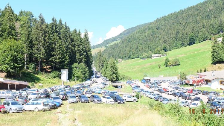Un’emblematica immagine dell’assalto alla Val Palot meta a Ferragosto di migliaia di escursionisti 