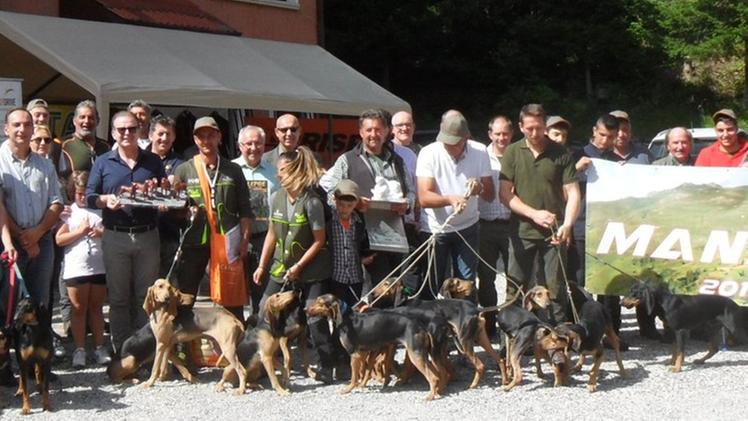 Cani e cacciatori schierati davanti all’Albergo Pineta per la foto di rito dopo le prove e le premiazioni