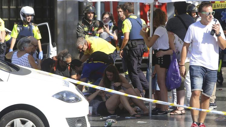 Soccorritori in azione giovedì scorso a Barcellona dopo l’attentato