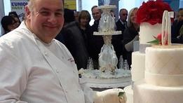 Alessandro Filippini durante la rifinitura di una torta da cerimonia. Ha fatto la scuola alberghiera a Gardone 