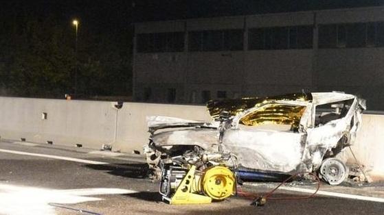 L’auto di Giuseppe Facchetti carbonizzata dopo l’incidente