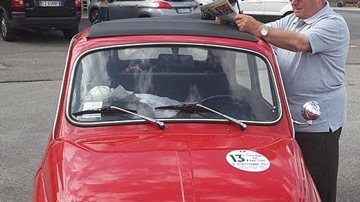 Don Dino Martinelli con la sua Fiat 500 rosso fiammante