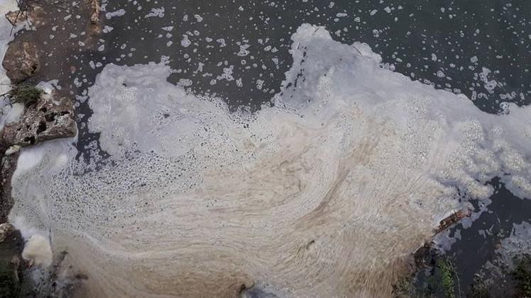 La schiuma biancastra e maleodorante comparsa ieri sul Chiese 