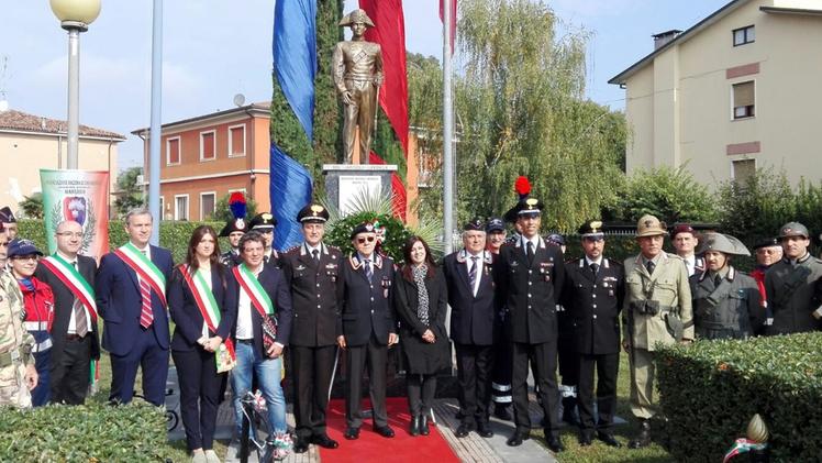 Il folto gruppo di partecipanti all’inaugurazione del monumento ristrutturato dedicato ai Carabinieri