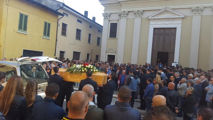 Il paese di Castelcovati si è fermato ieri mattina per dare l’ultimo saluto al 16enne Alberto Nodari morto sabato in sella alla sua Ktm125