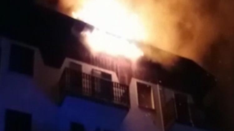 I Vigili del fuoco impegnati ieri mattina a mettere in sicurezza la parte bruciata del condominio