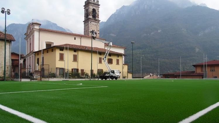 Il campo da calcio è dotato di un manto in erba sintetica