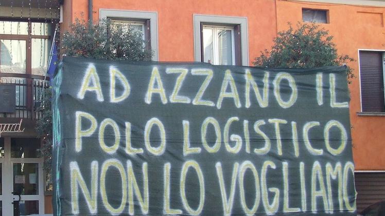 Il sindaco Angela PizzamiglioUna istantanea relativa alla vecchia protesta contro il polo logistico