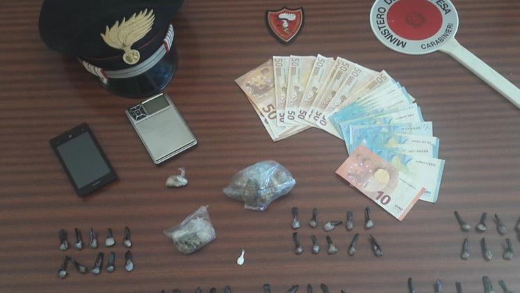 La droga e il denaro sequestrati dai carabinieri di Salò