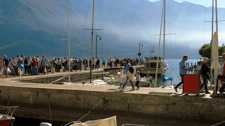 Una stagione turistica che non finisce più sul lago di Garda: le presenze non rallentano, anzi nei prossimi giorni sono attesi molti tedeschi