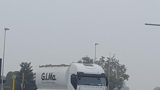 Un camion esce dalla nuova rotonda di Roccafranca