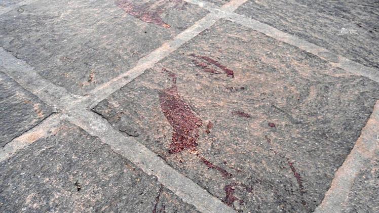 La sparatoria è avvenuta in vicolo Oratorio, in pieno centro storicoLe orme lasciate dal feritoTracce di sangue a terra