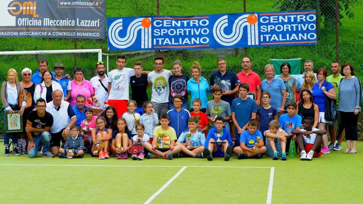 Foto di gruppo per lo staff e i giovani tesserati del Tennis Collio