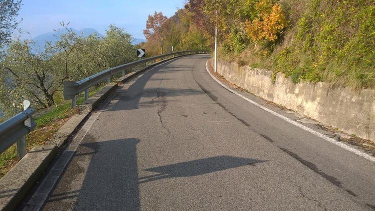 Il tratto di strada teatro dell’incidente stradale costato la vita all’operaio di Sensole: sull’asfalto nessun segno di frenata della motocicletta
