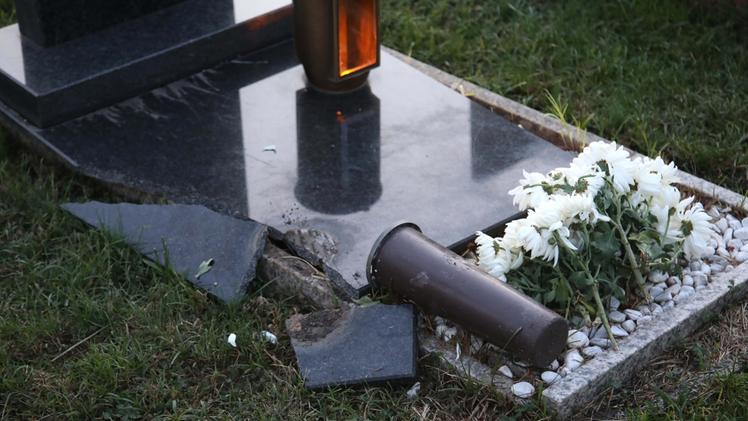 Una delle lapidi del cimitero danneggiate dai ladri FOTOLIVE